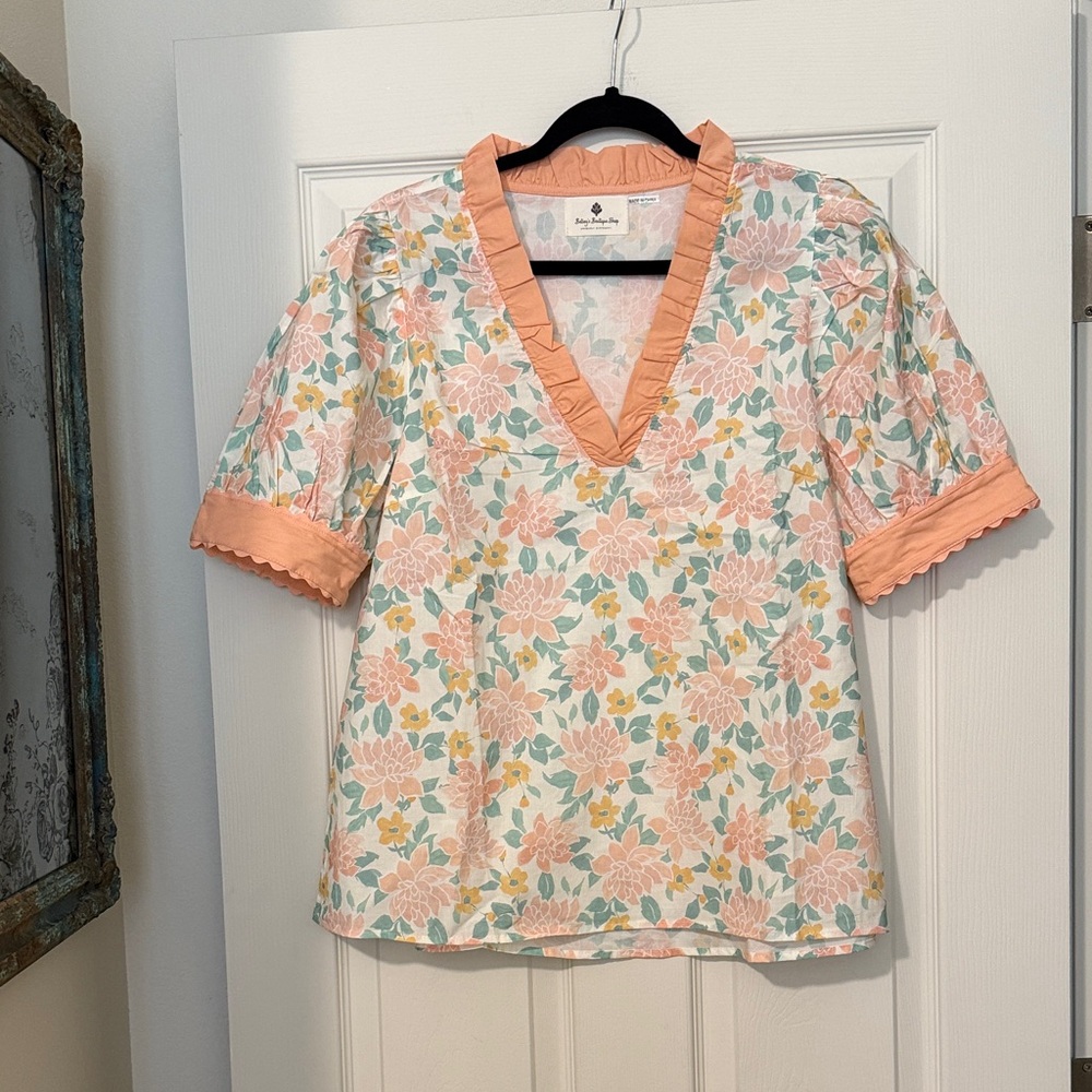 Floral Ruffle V-Neck Blouse in Peach and White Size XL